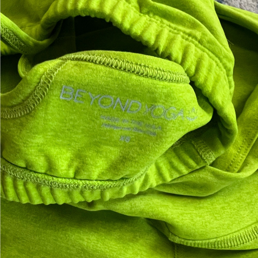 Beyond yoga Bra and Shorts Set - Picture 4 of 4